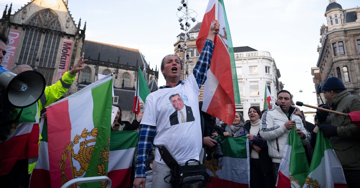 Iraanse, Israëlische en Amerikaanse vlaggen op de Dam: ‘De Iraniërs kunnen het niet alleen, er is hulp van buiten nodig’