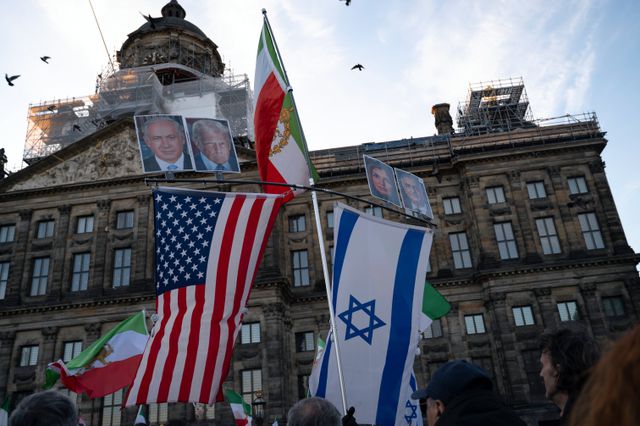 Amerikaanse, Israëlische en Iraanse vlaggen uit de tijd van vóór de islamitische revolutie, woensdag op de  Dam in Amsterdam. 