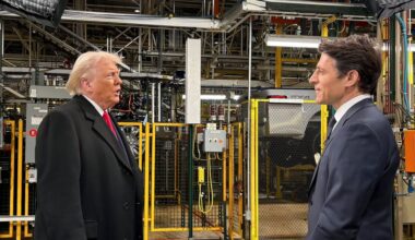 Trump reageert geërgerd op Epstein-insinuatie en steekt middelvinger op naar fabrieksmedewerker