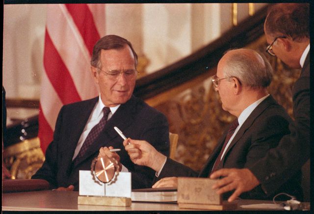 De Amerikaanse president George H.W. Bush en de Russische president Michail Gorbatsjov ruilen de vulpennen waarmee ze in 1991 het ontwapeningsverdrag START I ondertekenden. 