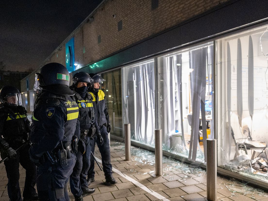 De politie bekijkt de ravage bij de Albert Heijn in Vlaardingen