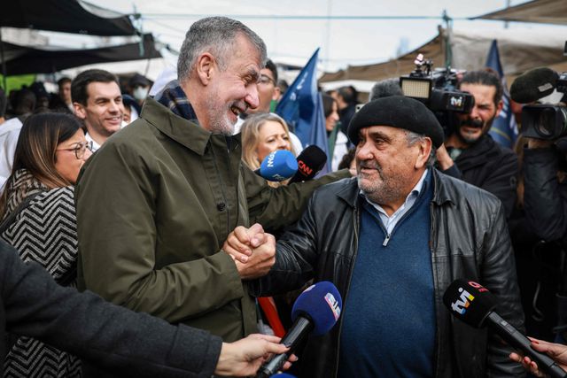 De onafhankelijke kandidaat Henrique Gouveia e Melo begroet kiezers op een market in Lissabon.