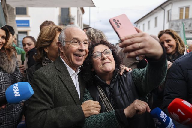 Tijdens een campagnebijeenkomst in Paredes maakt presidentskandidaat Luís Marques Mendes op 12 januari 2026 een selfie met een inwoner 