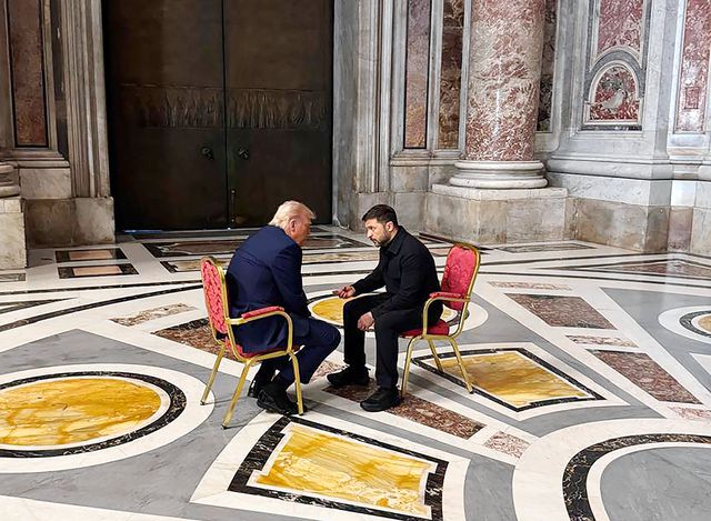 De stille diplomatie van het Vaticaan in actie: president Volodymyr Zelensky ontmoet de Amerikaanse president Donald Trump  in de marge van de begrafenis van paus Franciscus in de Sint Pieter in Vaticaanstad. 