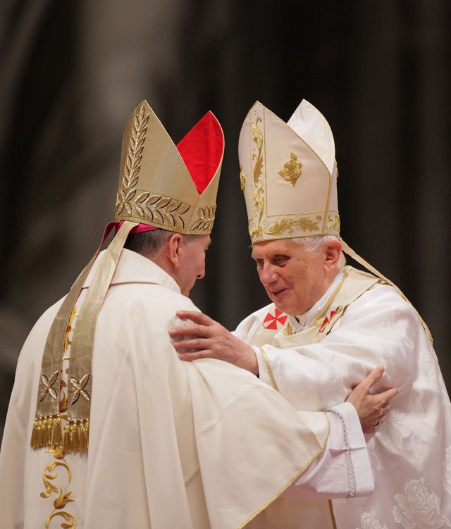 Paus Benedictus (r.)  met Pietro Parolin in Vaticaanstad  in 2009. 