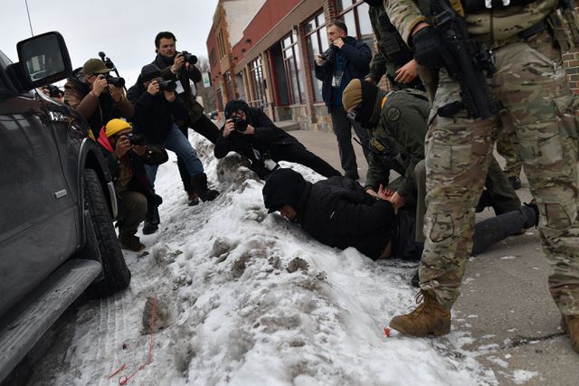 Agenten van de grenspolitie arresteren een man die weigerde om zijn documenten te laten zien.