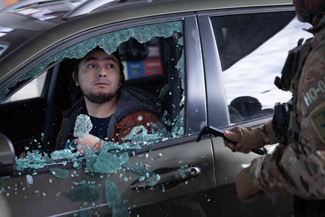 Agenten slaan een autoruit in van een man die weigerde zijn documenten te tonen. 