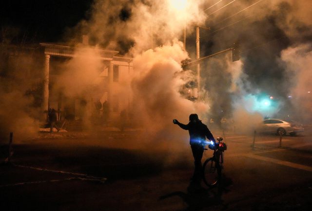 Demonstraties tegen de ICE-operaties in Minneapolis groeien. Om ze neer te slaan, zetten agenten onder meer traangas en rubberen kogels in.