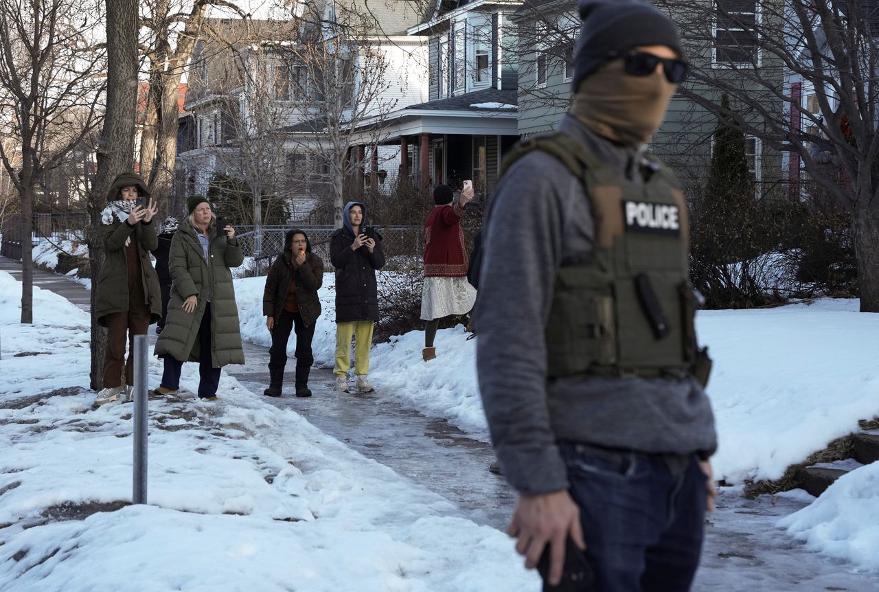 Buurtbewoners verzamelen zich in Minneapolis op straat als ICE er is. Ze proberen geregeld om arrestaties te voorkomen, soms slagen ze daarin. 