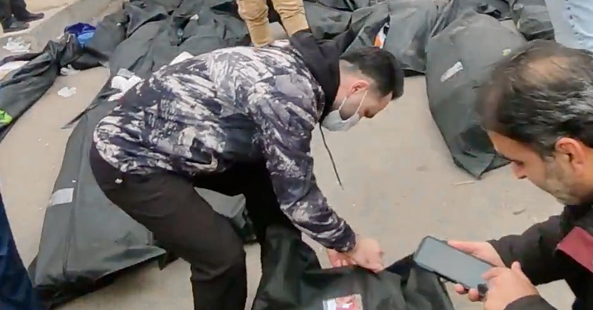 ‘Nabestaanden moeten duizenden euro’s betalen aan Iraanse regime om gedode demonstranten te kunnen begraven’