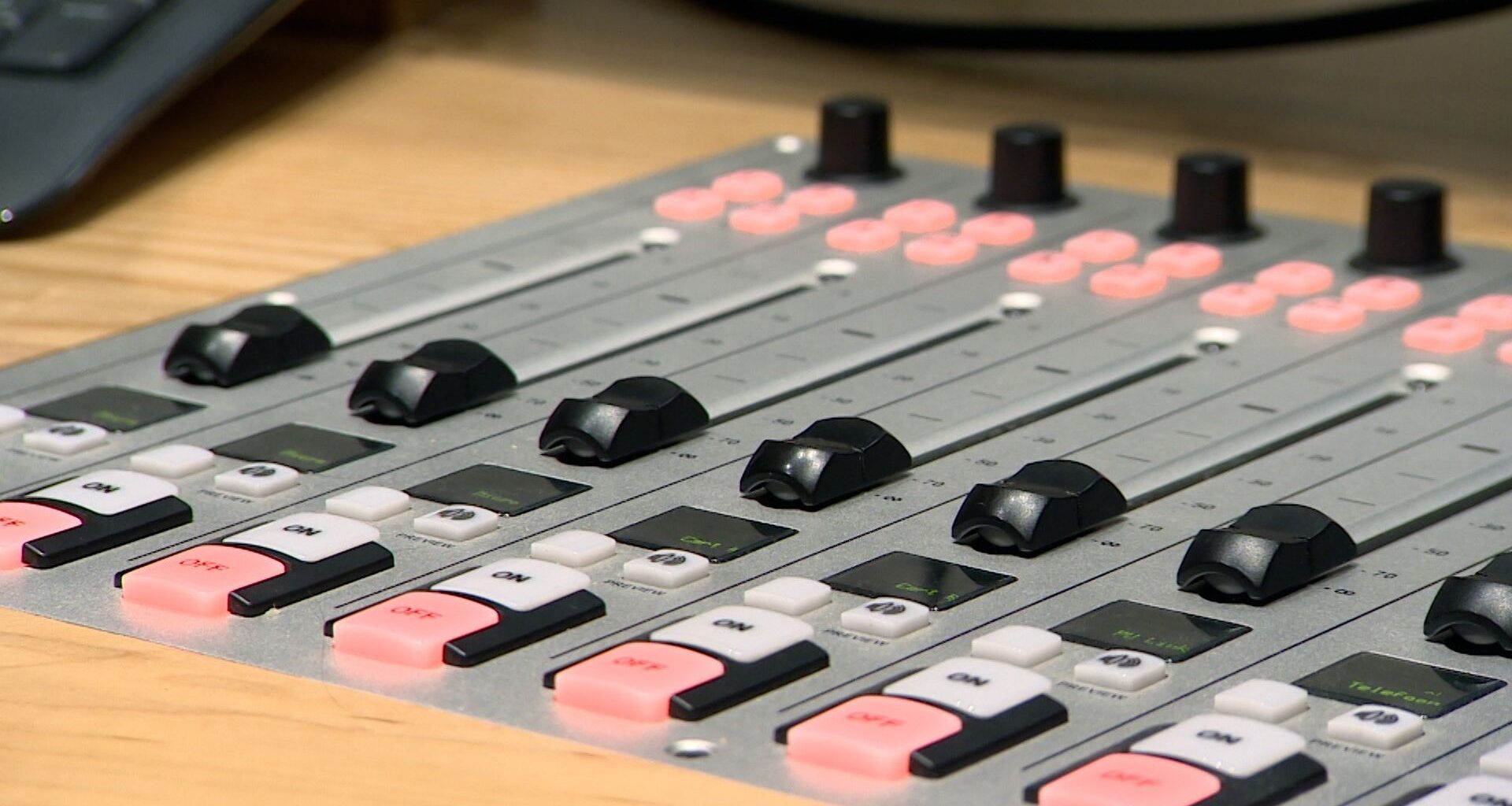 Presentatoren Falcon Radio stappen op na commotie rond interview Prevoo