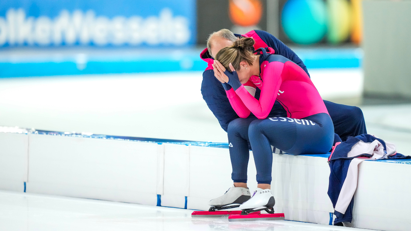 Aanwijsplek-ruzie laait op na OKT: twee schaatsiconen delen vernietigende tik uit - Mee Met Oranje