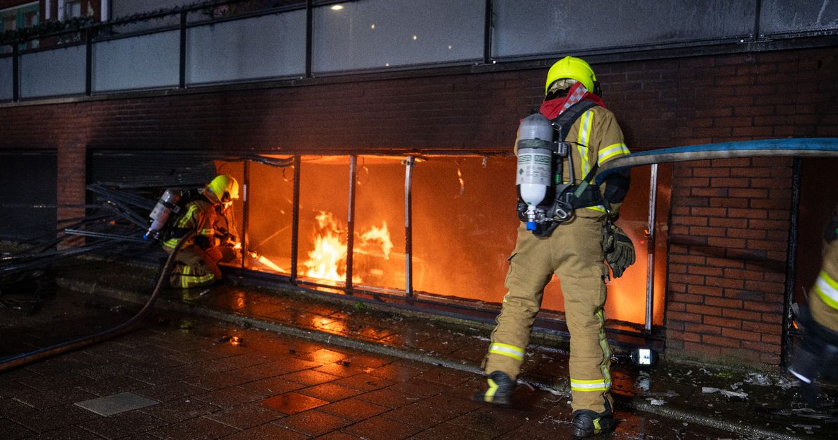 Dit was de Nieuwjaarsnacht: Ongeregeldheden in Vlaardingen | Zes auto's uitgebrand in parkeerkelder