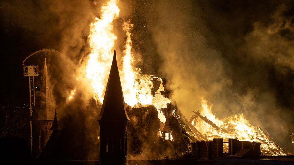 Brand verwoest Vondelkerk in Amsterdam, huizen ontruimd vanwege vonkenregen