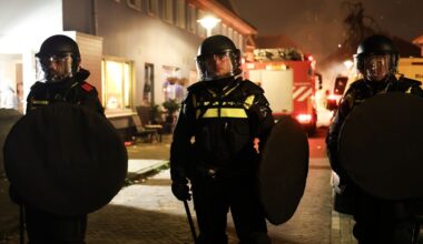 250 arrestaties tijdens 'heftige' jaarwisseling voor hulpverleners • Meerdere nieuwjaarsduiken afgelast