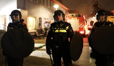 Agenten en hulpverleners 'in hinderlagen gelokt', bestookt met vuurwerk-mitrailleurs