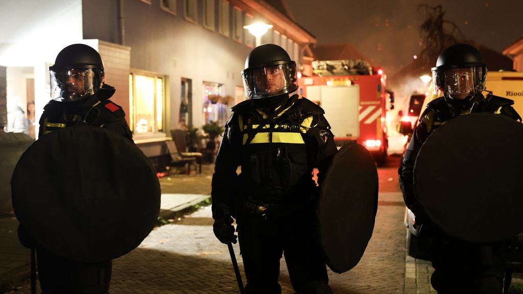 Agenten en hulpverleners 'in hinderlagen gelokt', bestookt met vuurwerk-mitrailleurs