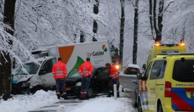 Dode bij verkeersongeval op N304 bij Ugchelen, waarschijnlijk door gladheid