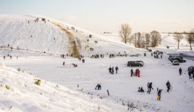 Drukte door sneeuwliefhebbers op Brabantse 'berg', politie sluit weg af