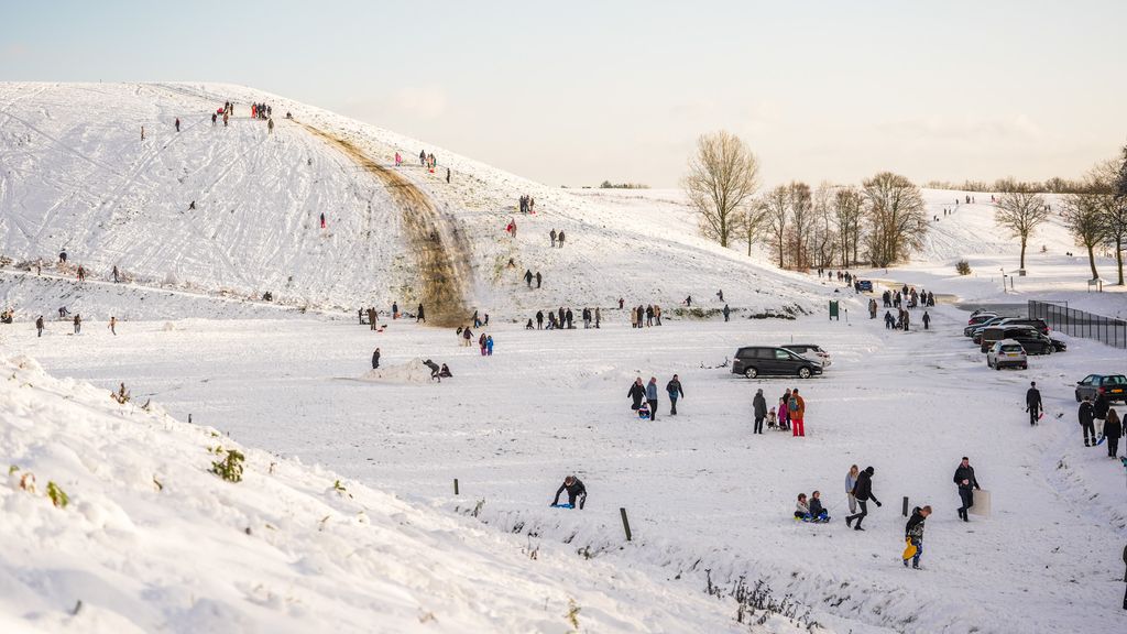 Drukte door sneeuwliefhebbers op Brabantse 'berg', politie sluit weg af