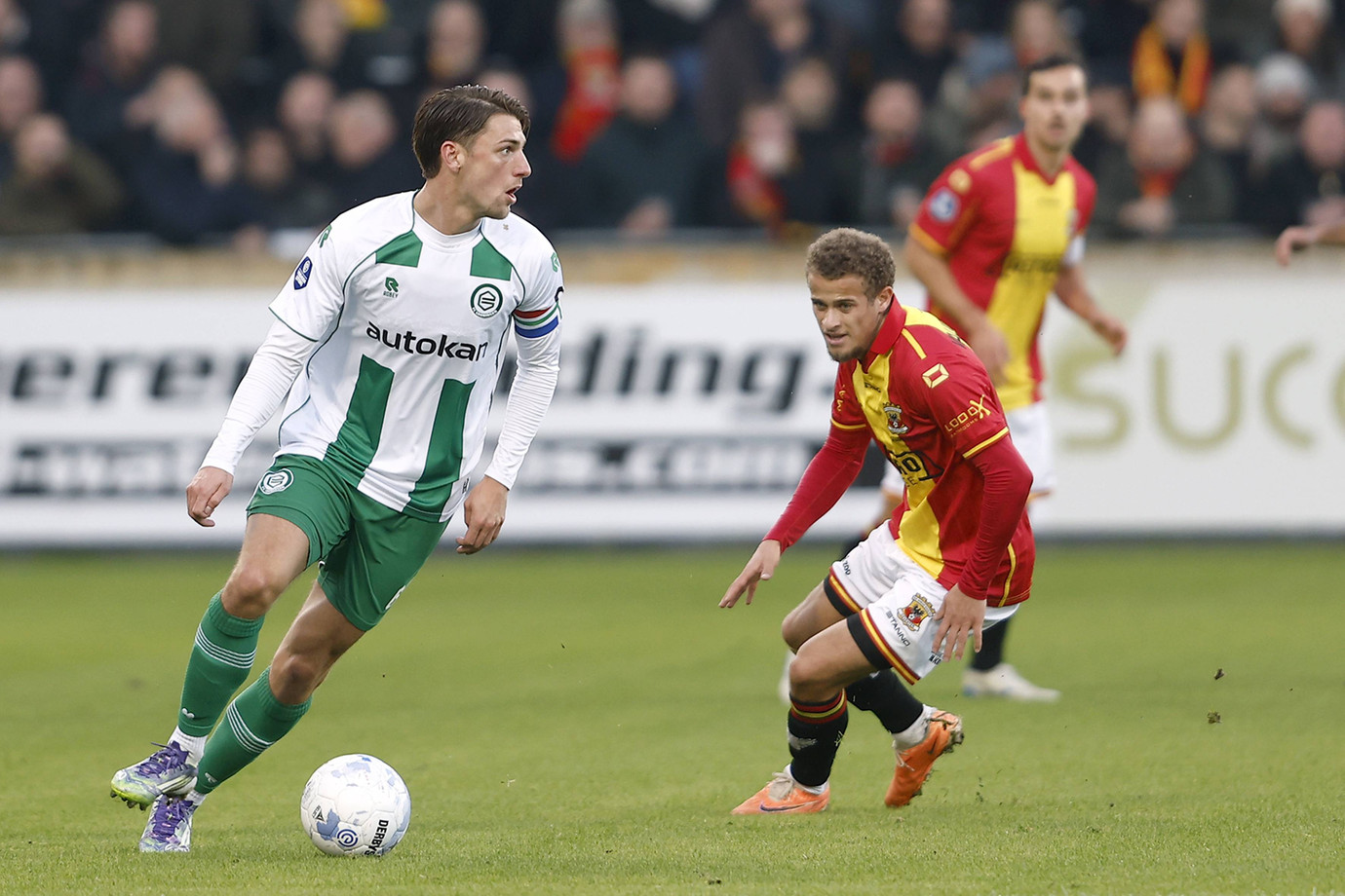 Stije Resink en Kenzo Goudmijn in duel bij Go Ahead Eagles - FC Groningen