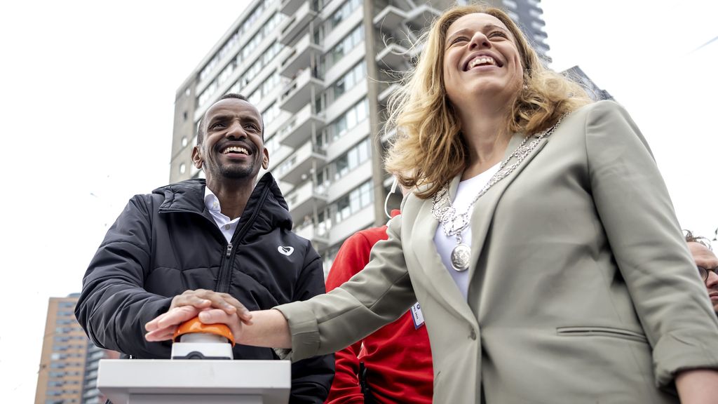 Tweevoudig winnaar Abdi en Tesfu aan de start bij marathon van Rotterdam