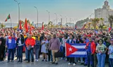 Cubanen demonstreren zaterdag in Havana om hun steun te betuigen aan de Venezolaanse oud-president Nicolás Maduro, na diens gevangenneming door de VS. 