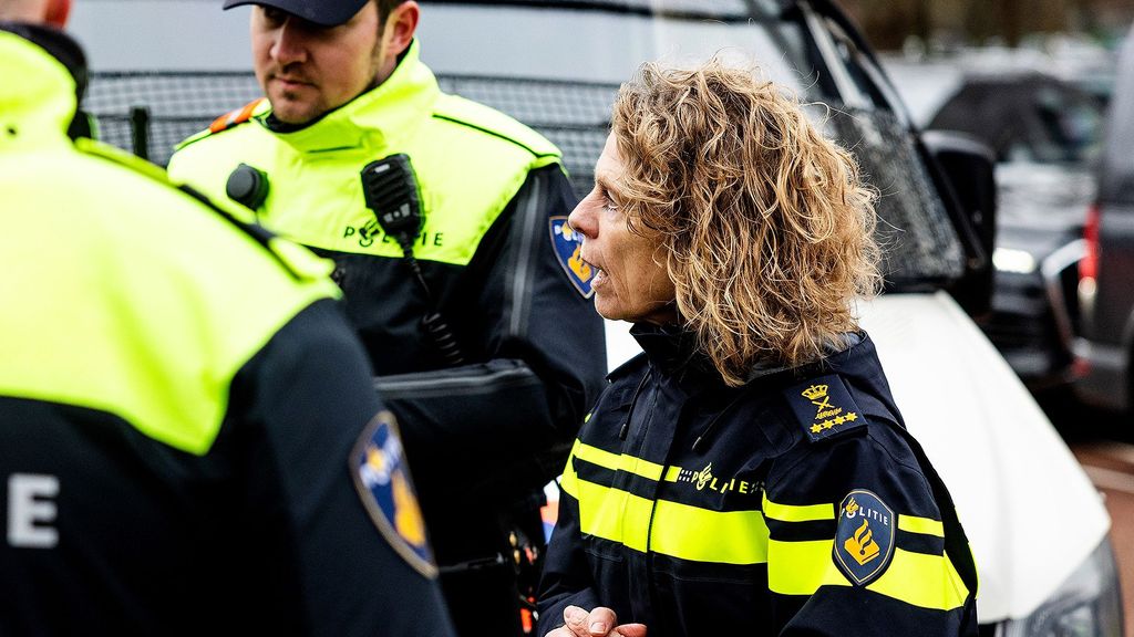 Korpschef spreekt van crimineel netwerk achter vuurwerk-mitrailleurs