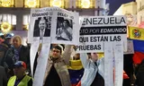 Betogers houden borden omhoog ter ondersteuning van de Venezolaanse oppositieleider Edmundo Gonzalez Urrutia en tegen waarnemend president Delcy Rodríguez, tijdens een demonstratie zondag in Madrid.