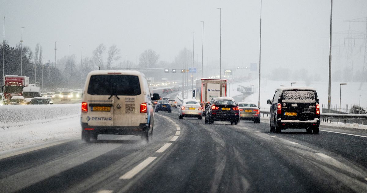 Rijkswaterstaat roept op morgen thuis te werken om hevige sneeuwval, volg hier het laatste nieuws