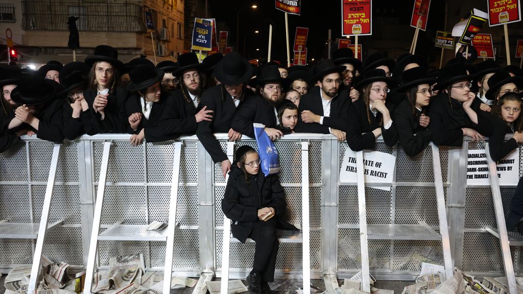Buschauffeur rijdt ultraorthodoxe joden aan bij protest in Jeruzalem, één dode