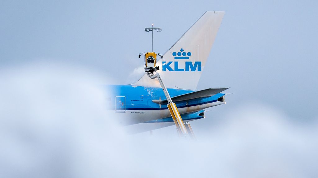 Waarom sneeuwbuien het spoor en Schiphol zo snel ontregelden