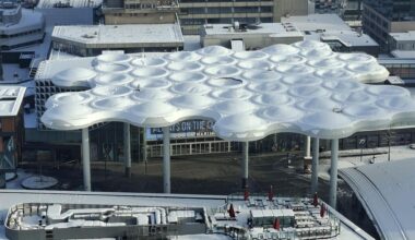 Enkele bollen van het bekende dak zijn ingedeukt