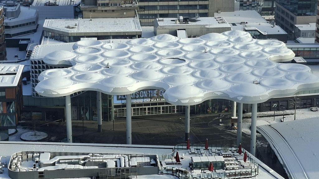 Enkele bollen van het bekende dak zijn ingedeukt