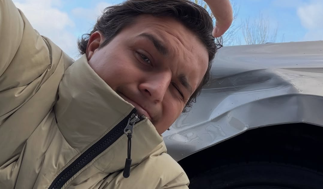 Producer Trobi verrast door gladheid en rijdt forse schade met BMW van meer dan 150.000 euro