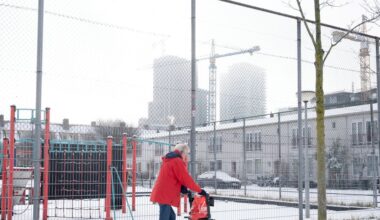 Zorg voor thuiswonende ouderen gaat ook in ondergesneeuwd Nederland door. ‘Kind, moest je door dít weer naar mij toe?’