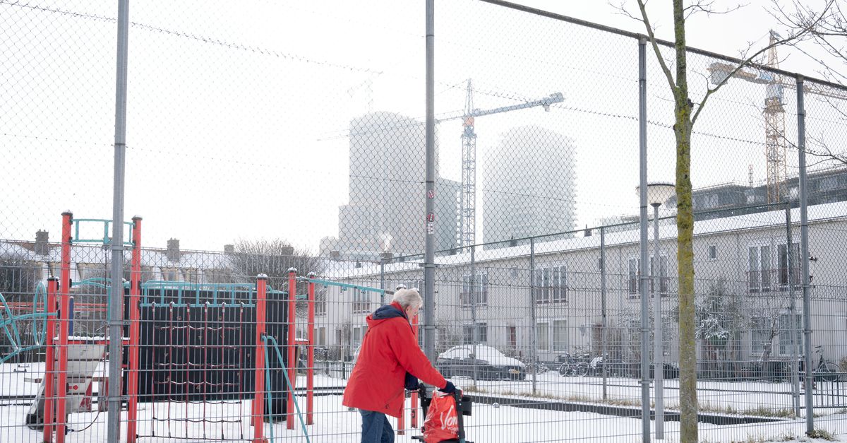 Zorg voor thuiswonende ouderen gaat ook in ondergesneeuwd Nederland door. ‘Kind, moest je door dít weer naar mij toe?’