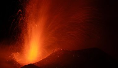 Vulkaangidsen Etna protesteren tegen nieuwe regels voor lavatoeristen