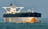 Archiefbeeld van de tanker, toen nog Bella 1 geheten, in Singapore. Het schip is intussen omgedoopt in Marinera en vaart onder Russische vlag. 