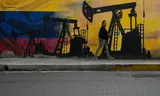 Een muurschildering van  oliepompen en jaknikkers in Caracas. 