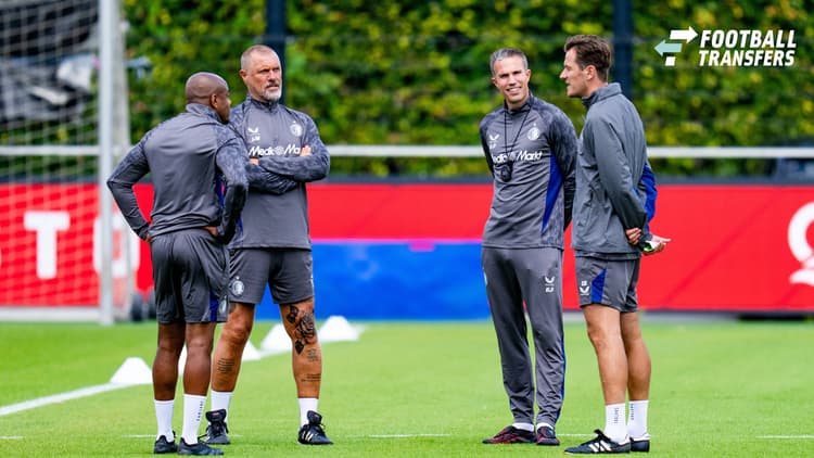 Etienne Reijnen (rechts) met de overige leden van de technische staf van Feyenoord.