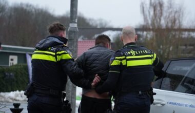 Man en vrouw vechten met politie na auto in sloot in Hulten, agent gewond