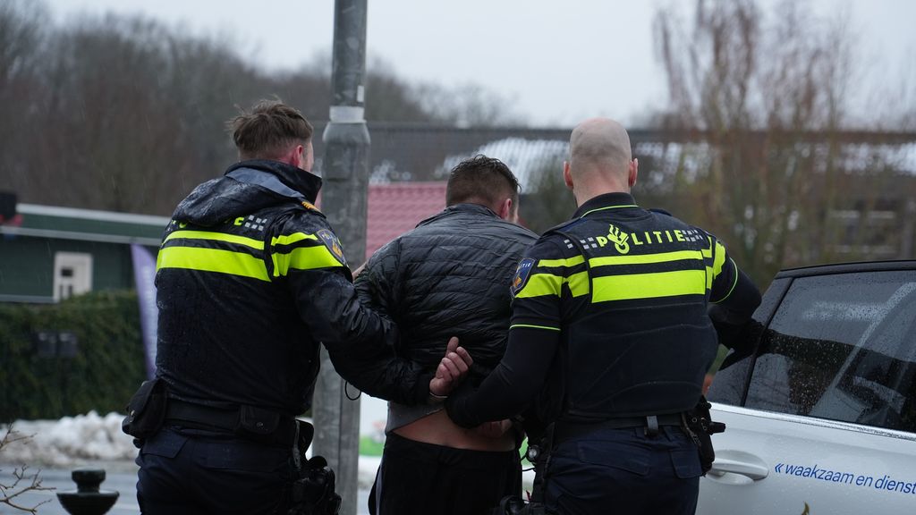 Man en vrouw vechten met politie na auto in sloot in Hulten, agent gewond