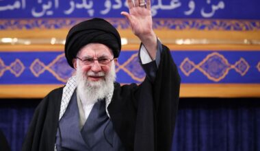 Iraanse leider Khamenei haalt in toespraak hard uit naar demonstranten en Trump