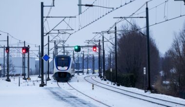 Code oranje ingegaan in noordelijke provincies • Morgen enkele tientallen vluchten geschrapt