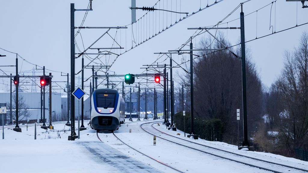 Code oranje ingegaan in noordelijke provincies • Morgen enkele tientallen vluchten geschrapt