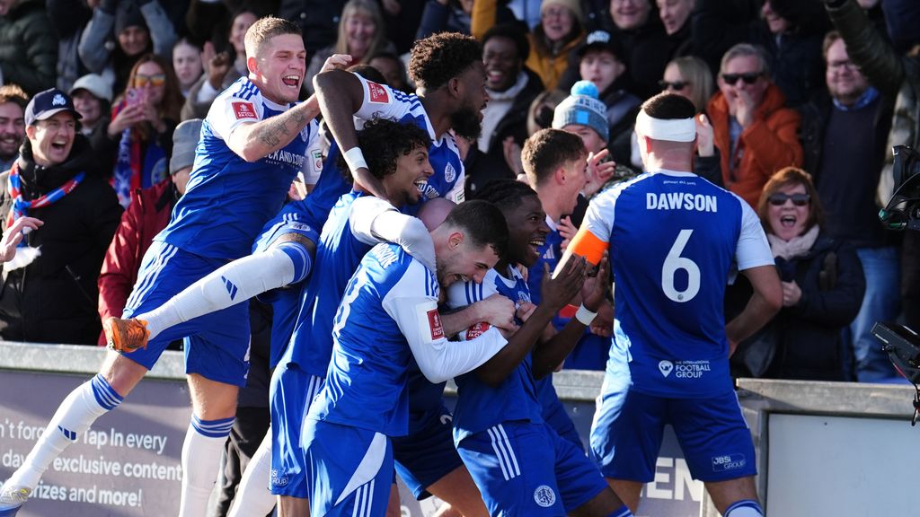 Zesdeklasser Macclesfield stunt en schakelt bekerhouder Crystal Palace uit in FA Cup