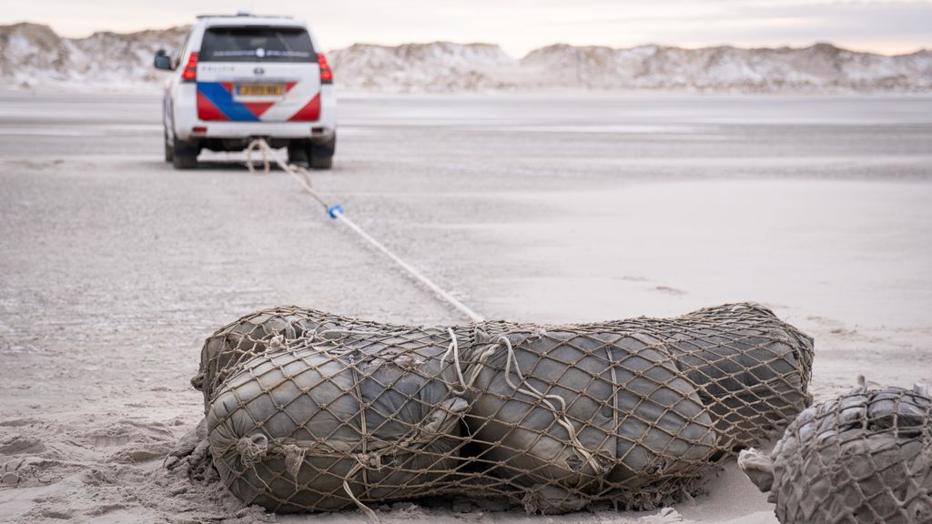 Grote pakketten met mogelijk drugs aangespoeld op Terschelling