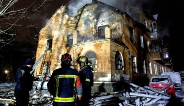 Een beschadigd huis in Kyiv