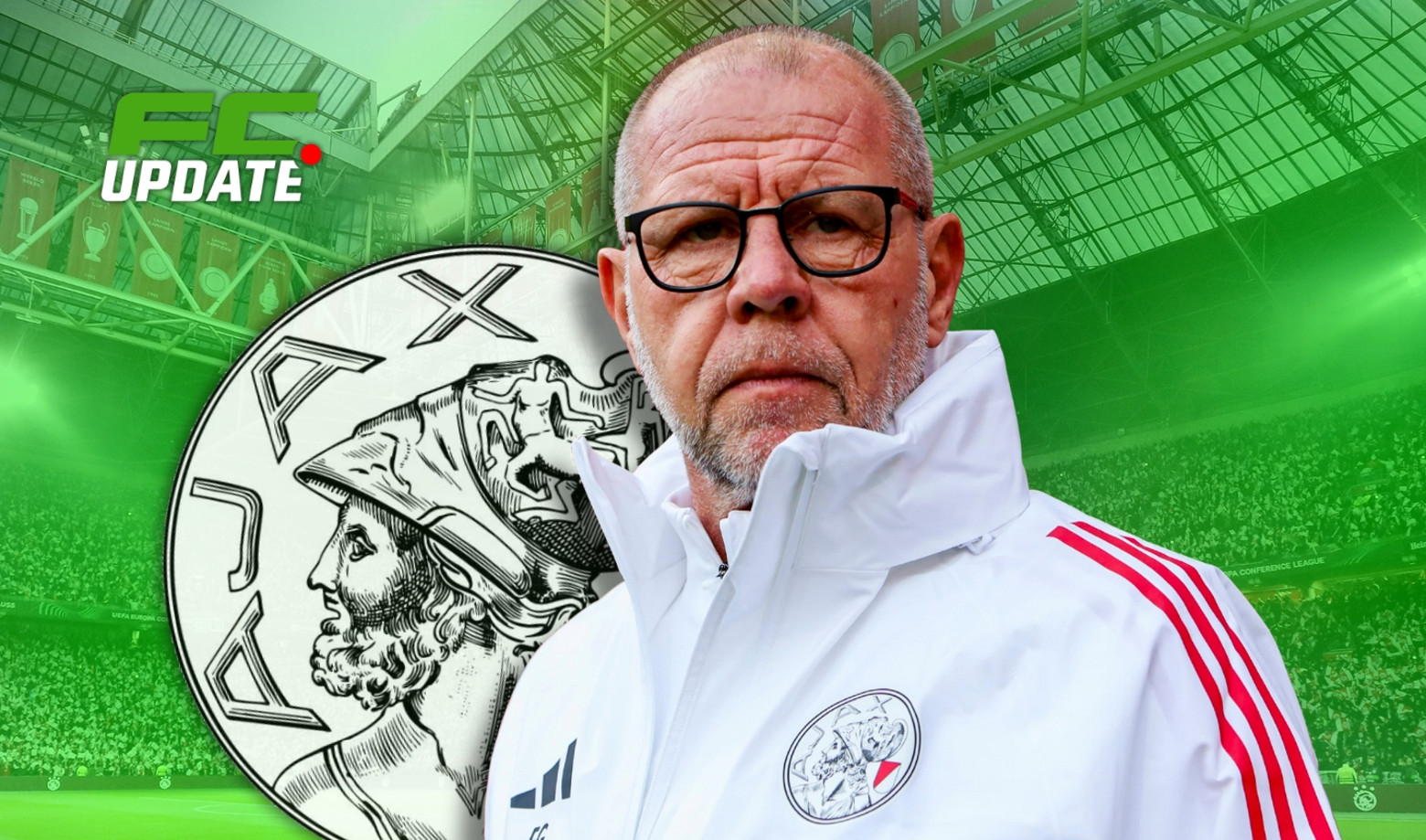 Fred Grim met op de achtergrond het Ajax-logo en de Johan Cruijff ArenA